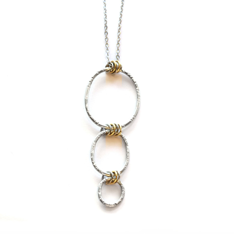 Pendentif long étain ciselé et acier