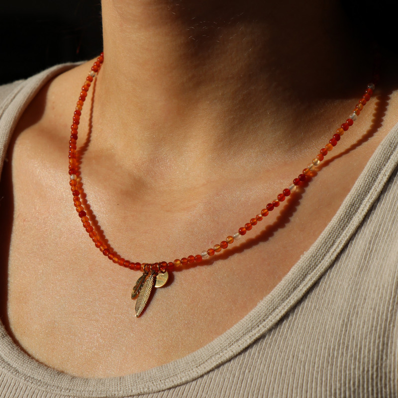 Collier court en cornaline et plumes acier