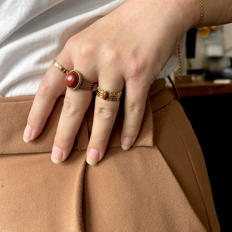 Bague ronde ethnique acier doré jaspe rouge