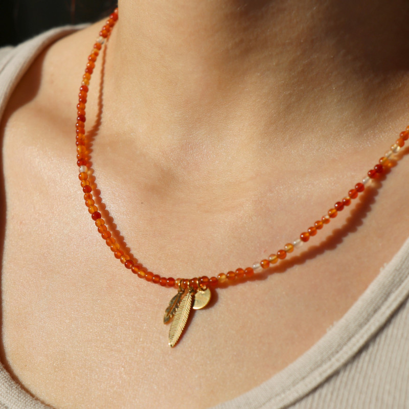Collier court en cornaline et plumes acier