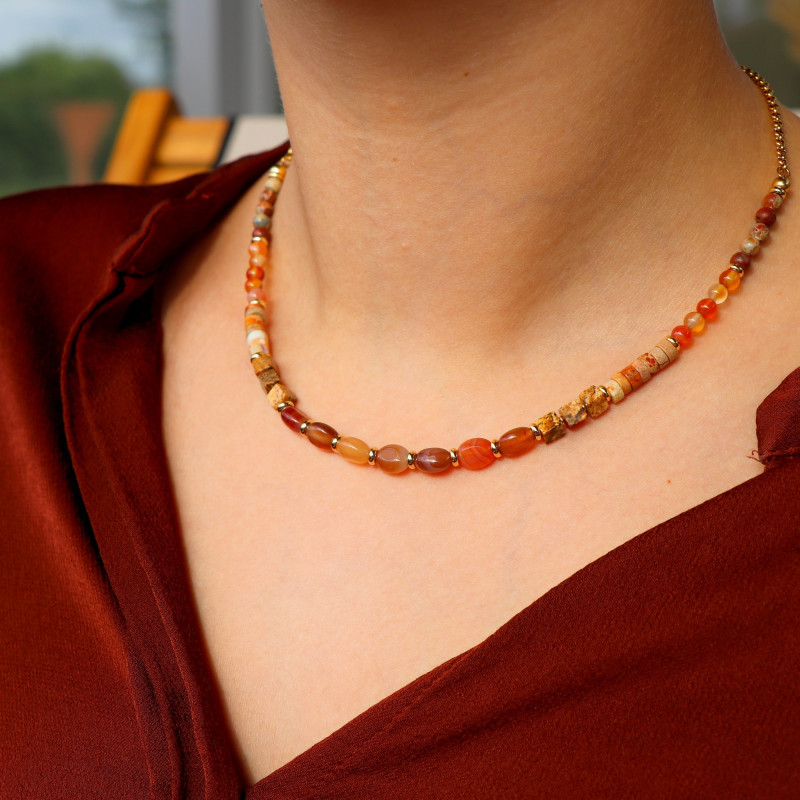 Collier court pierres fine oranges