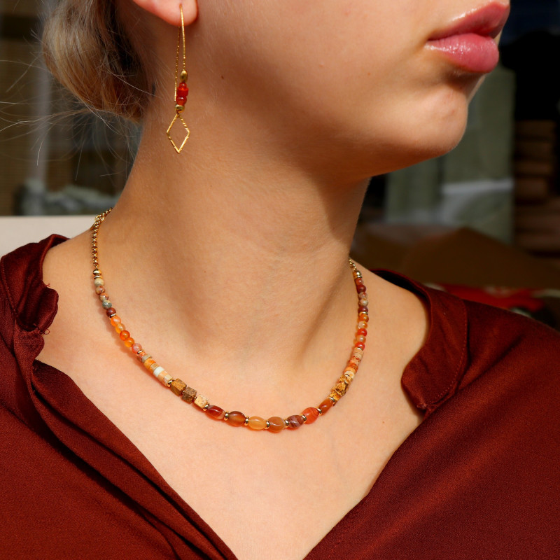 Collier court pierres fine oranges