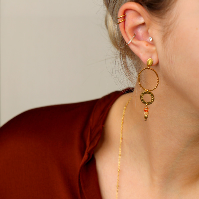Boucles pendantes rond ciselé cornaline