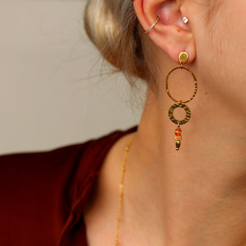 Boucles pendantes rond ciselé cornaline