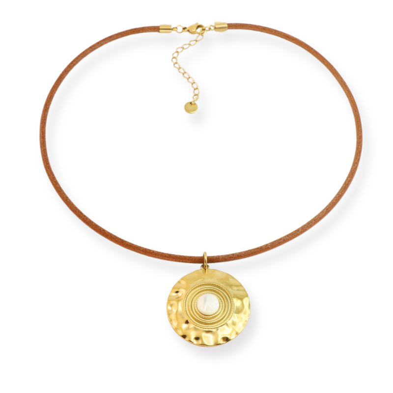 Pendentif rond martelé nacre cordon cuir