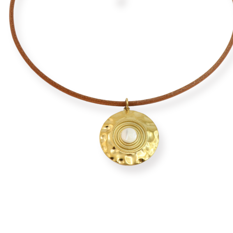 Pendentif rond martelé nacre cordon cuir