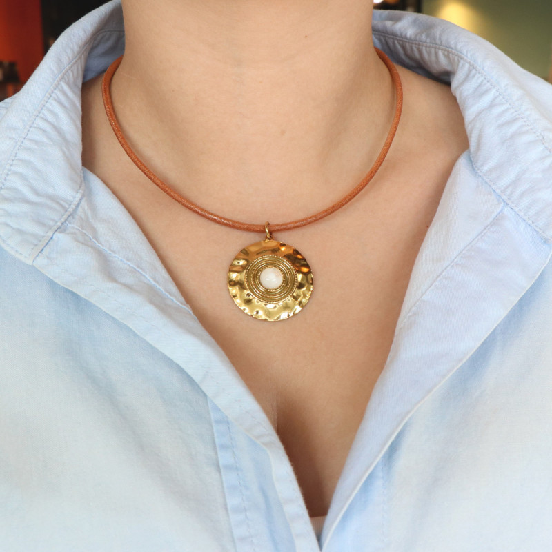 Pendentif rond martelé nacre cordon cuir