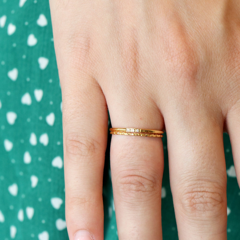 Bague fine 3 oxydes acier doré