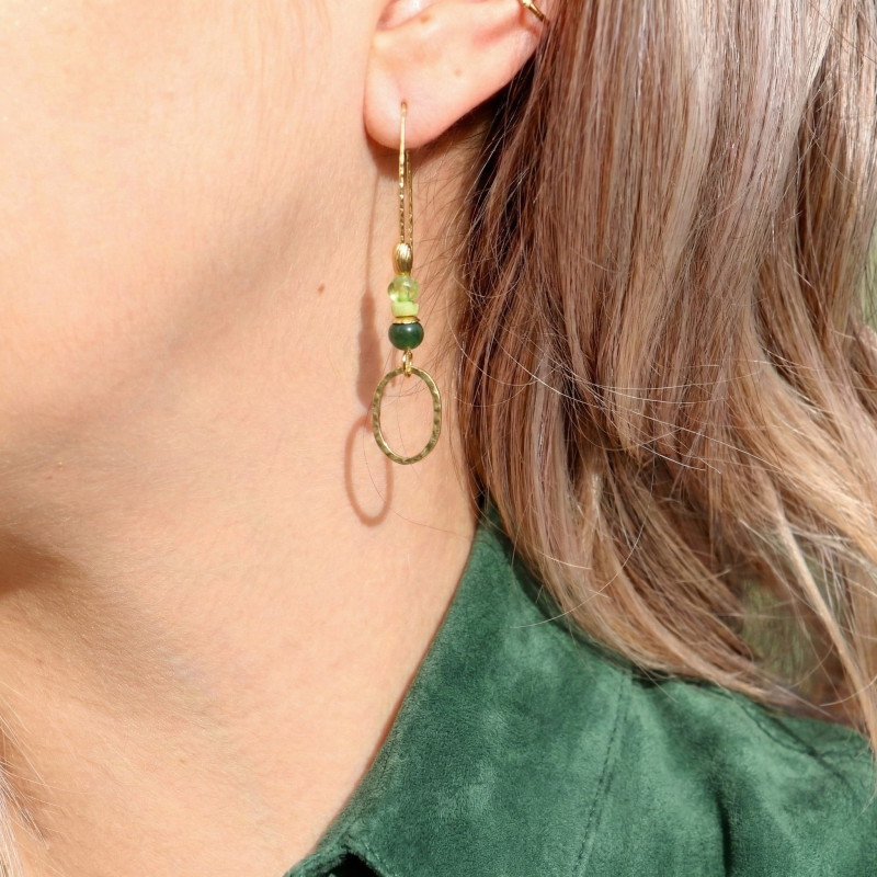 Boucles hameçon rond martelé péridot - acier doré