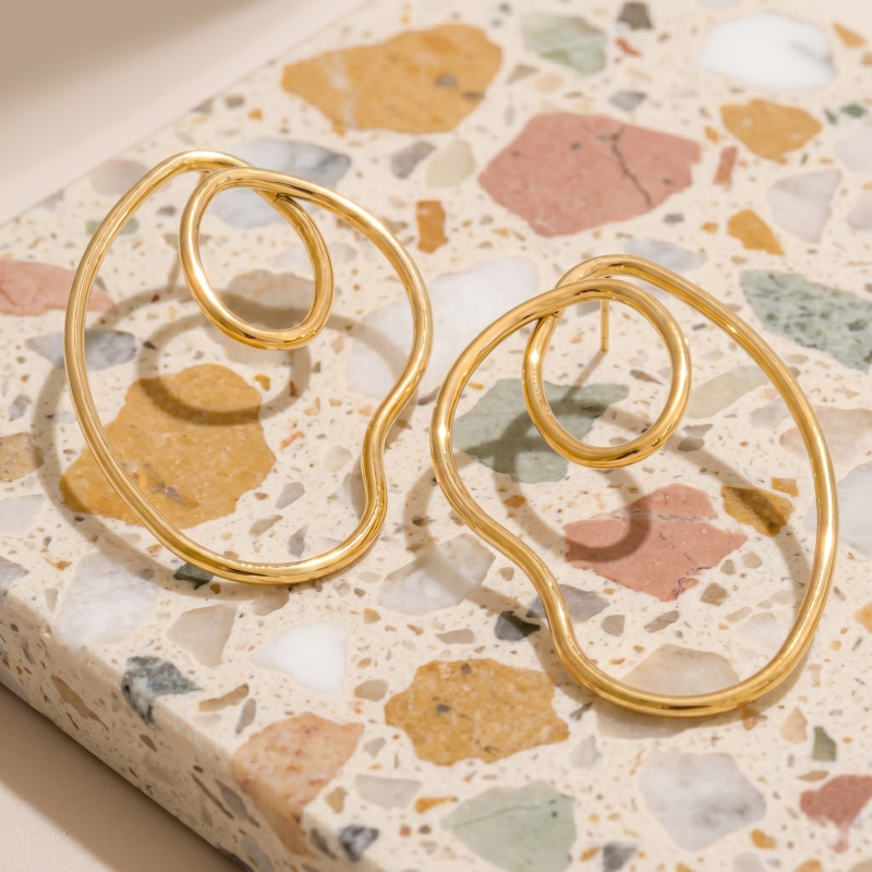 Boucles rigides forme abstraite - acier doré