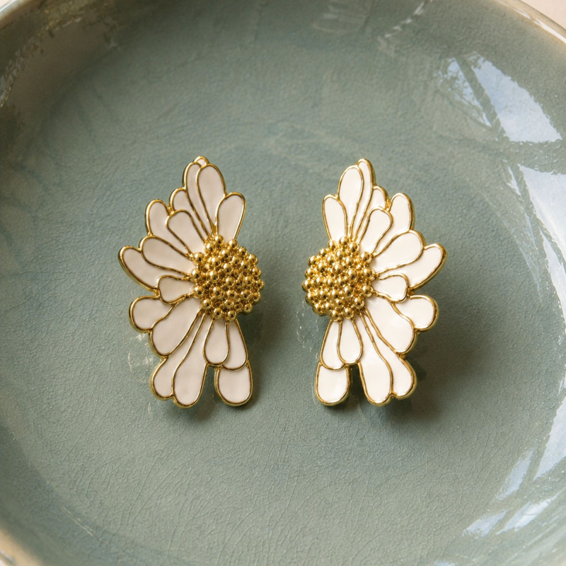 Boucles demi pétales fleur blanc - acier doré