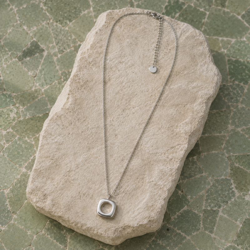 Collier pendentif carré design