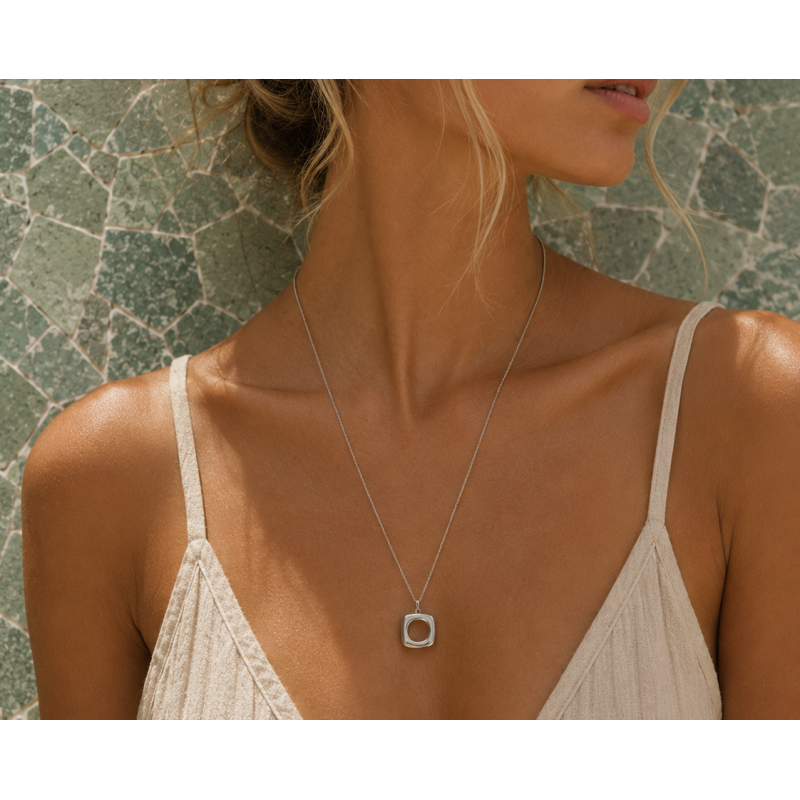 Collier pendentif carré design