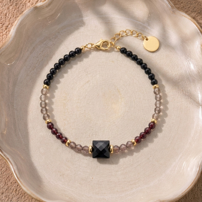 Bracelet carré noir, grenat, quartz - acier doré